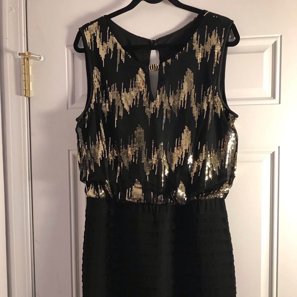 Scarlett-Sleeveless black dress with gold sequence